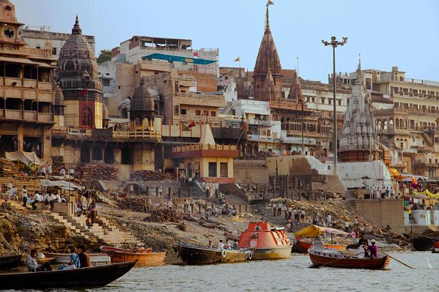 064 Varanasi, Lijkverbranding aan de Ghats.jpg